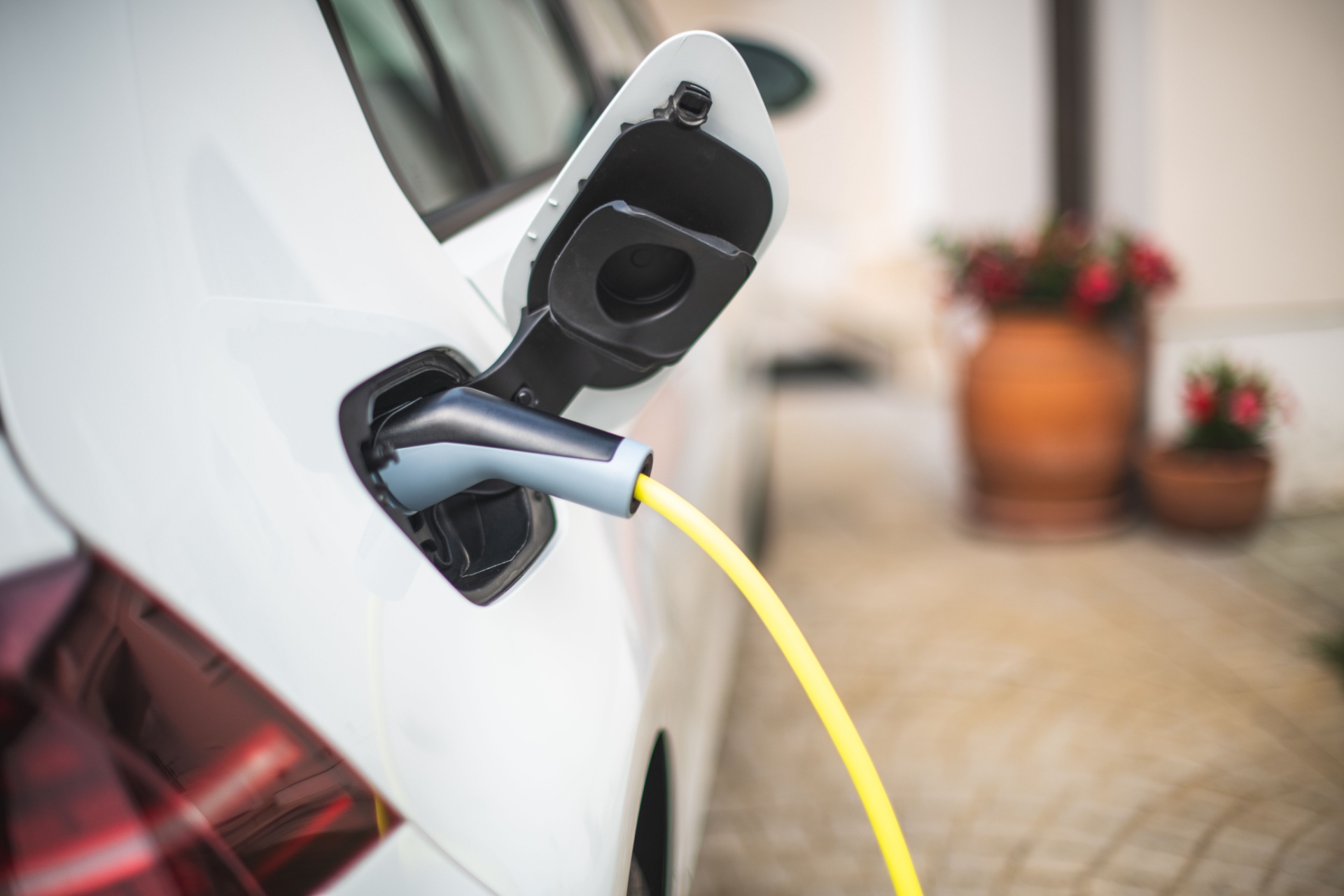 El-bil lader som er plugget inn i en el-bil