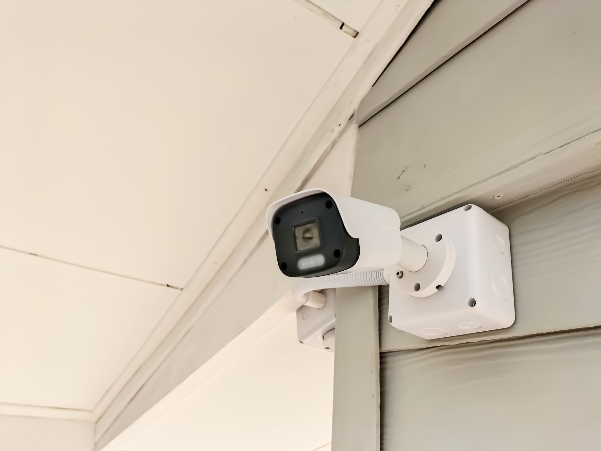 Overvåkningskamera, svakstrømsinstallasjon, installert av en elektriker