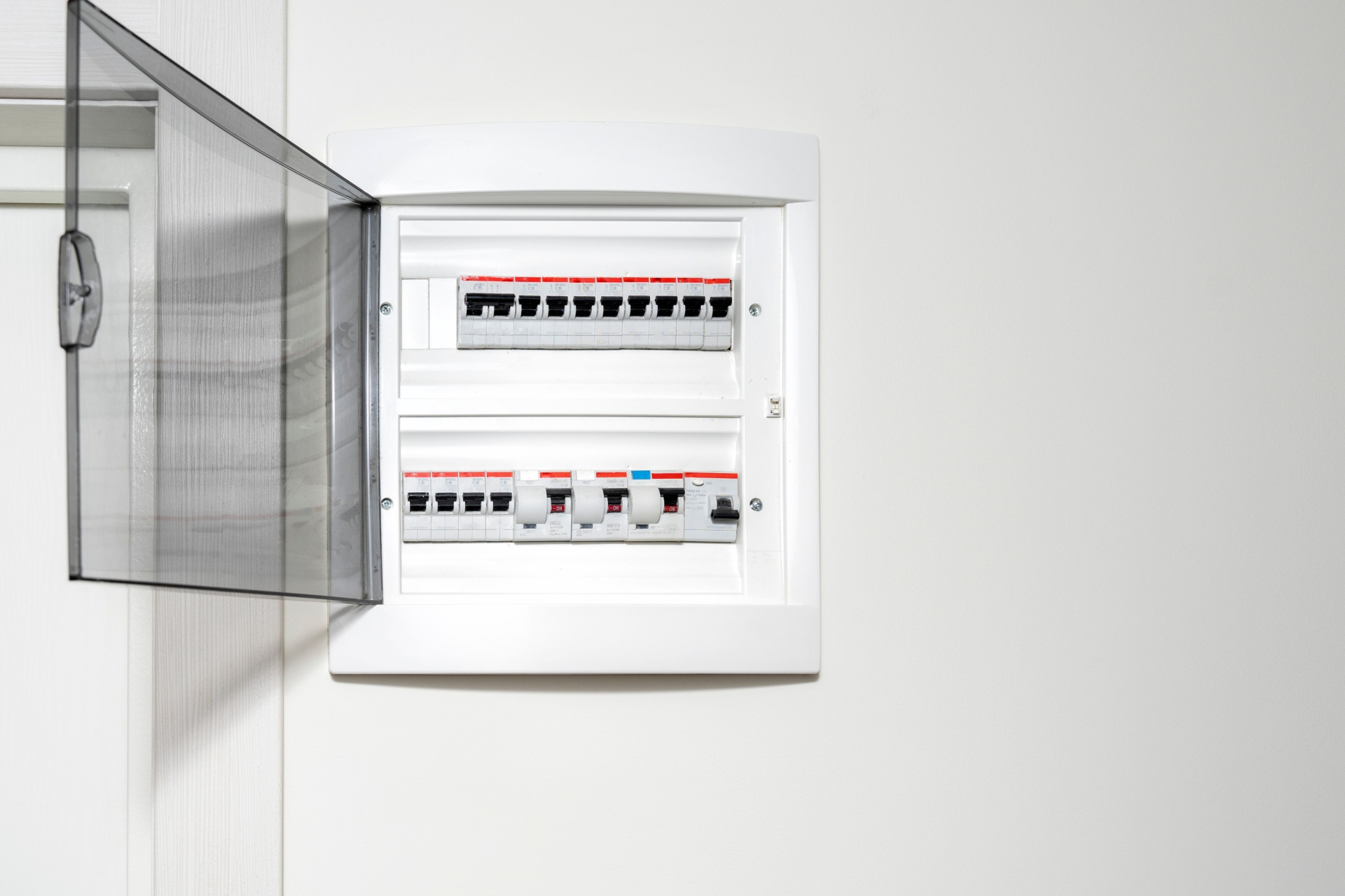 Nytt og moderne sikringsskap til en leilighet